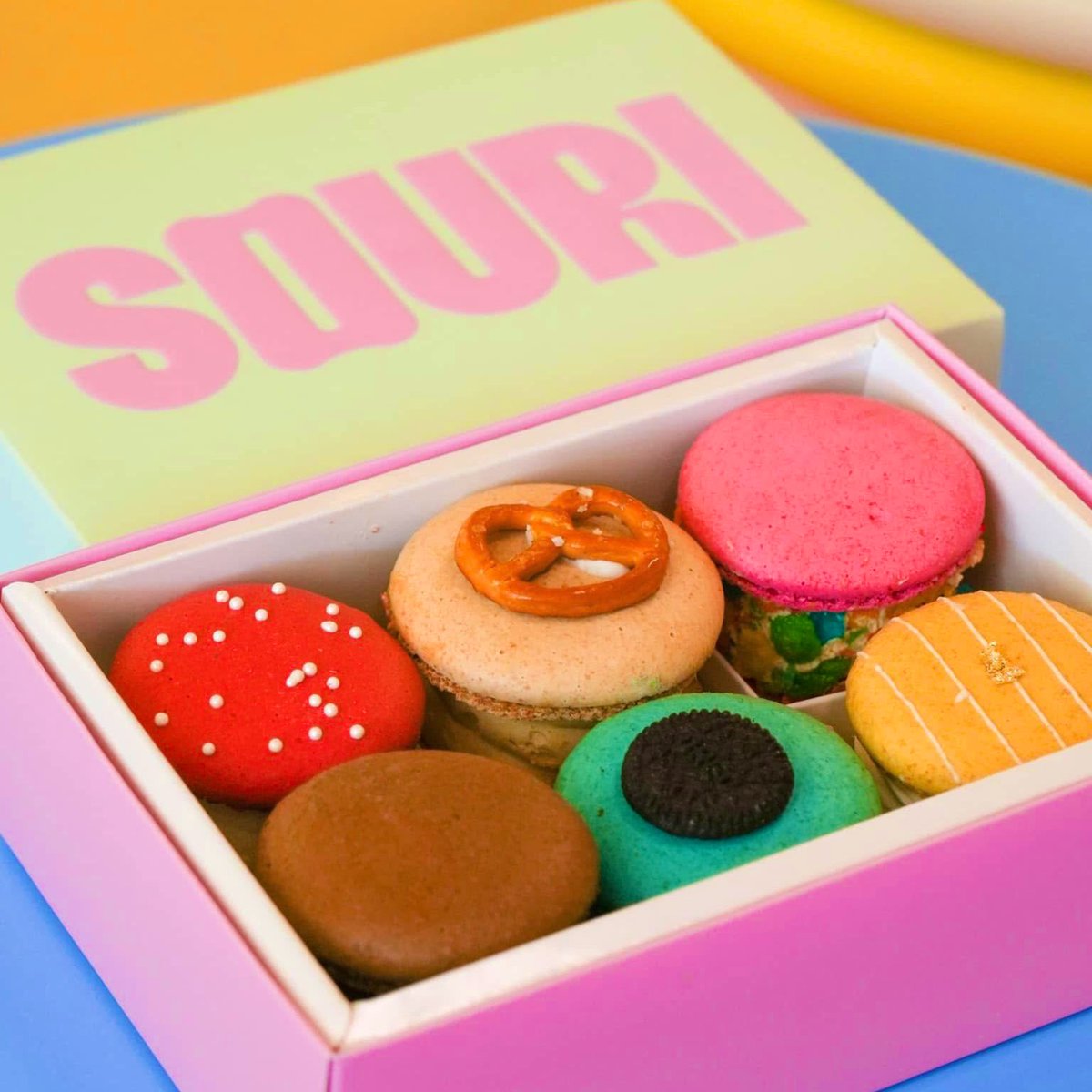 MaryxNongWin's tweet image. 🥁🥁 กิจที่ 1 แจกมาการอง SOURI Signature box (รวม 6 ชิ้น) 1 คนค่ะ “รี + เฟบ ผชดต้องทำครบ 2 อย่างนะคะ” ปิดกิจ 23:00 น. วันนี้  

WIN WITH KAWS HOLIDAY

#CentralEmbassyXWinMetawin