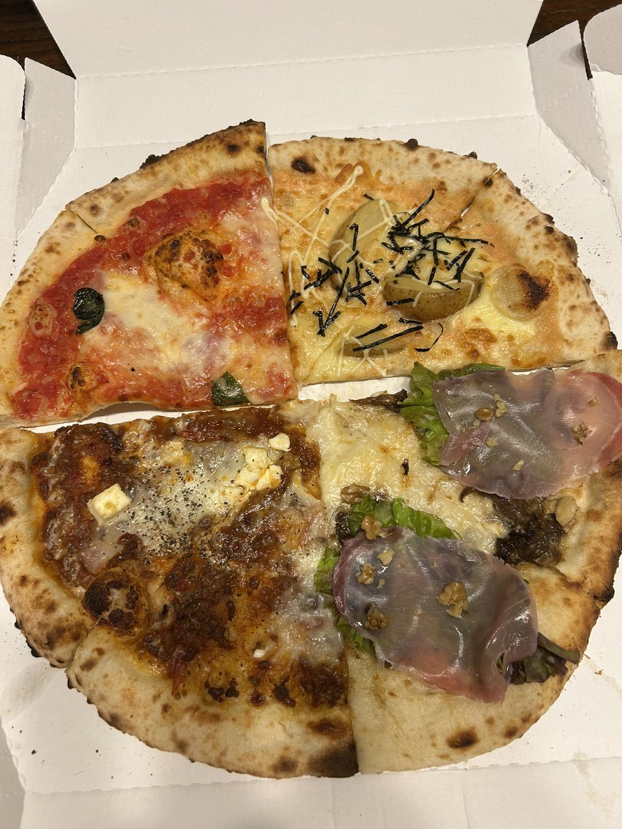 yas69sugar's tweet photo. ずっと親父に食べさせたかったお気に入りのPortareのピザで一緒に乾杯♪
どう?最高でしょ☆
#portare
#マルゲリータ
#明太子とポテト
#淡路島産甘玉ねぎとしらす
#ポルチーニと生ハム
#キッチンカー窯焼きピザ https://t.co/IQxrtq27ti