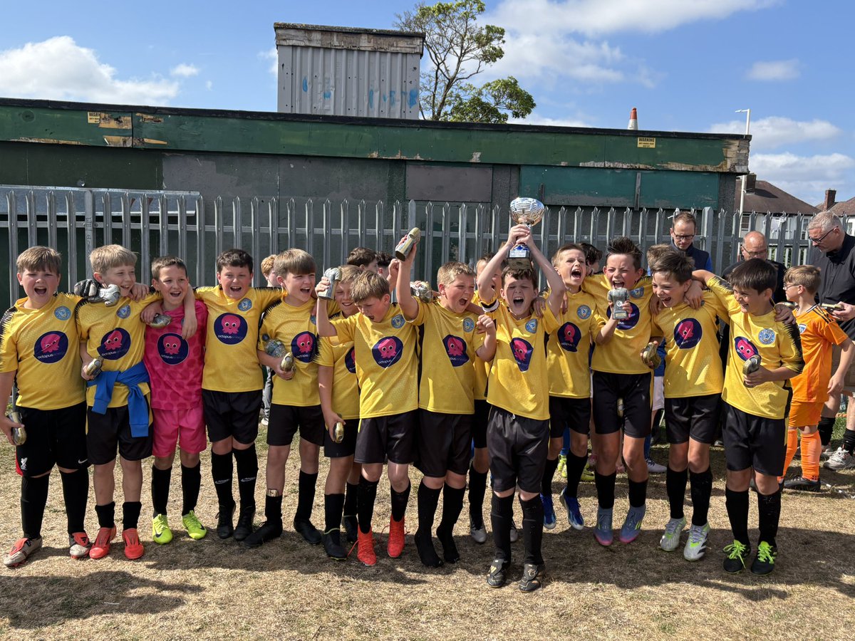 MaghullYellow's tweet image. So proud of these lads, 90% of them who started an couldn’t win a game 4 years ago are still here and have just won 10 on the bounce to clinch the league🏆  @HightownJFL superb 2-1 win great goals from Max &amp;amp; Noah Thanks to Andy and Ian for all the work u put in
#maghullyellow💙💛