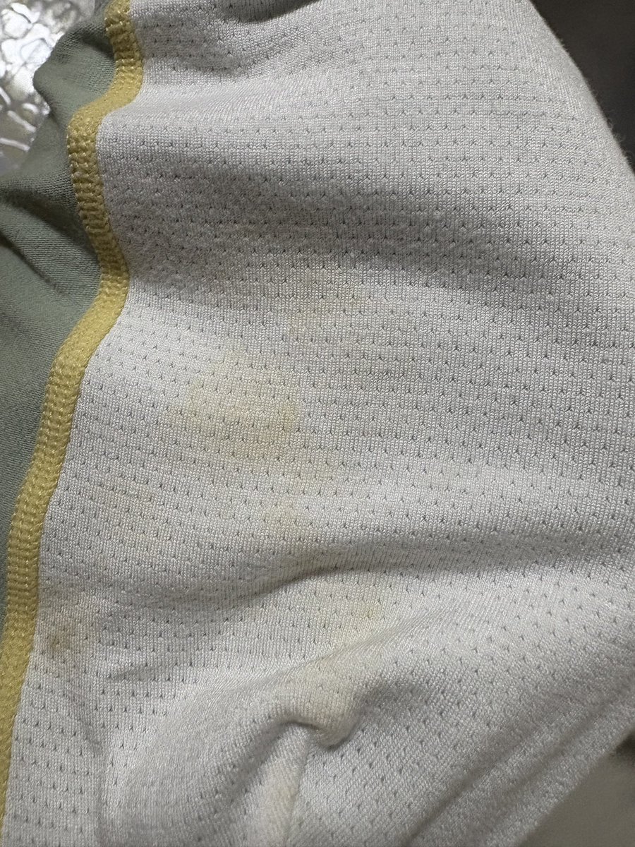 eee61601370's tweet photo. 前天在浴室看到的一条绿色内裤，很小的尺码。应该是比较瘦的学生 https://t.co/6LfbU9Pn15