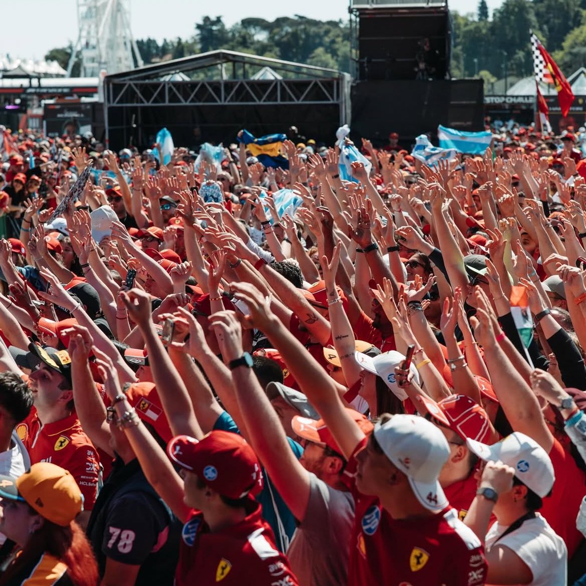 LA MAREA TIFOSI, LAS BANDERAS ARGENTINAS Y LA CAMISETA DE BOCA EN EL CENTRO, EFECTIVAMENTE ES CINE
