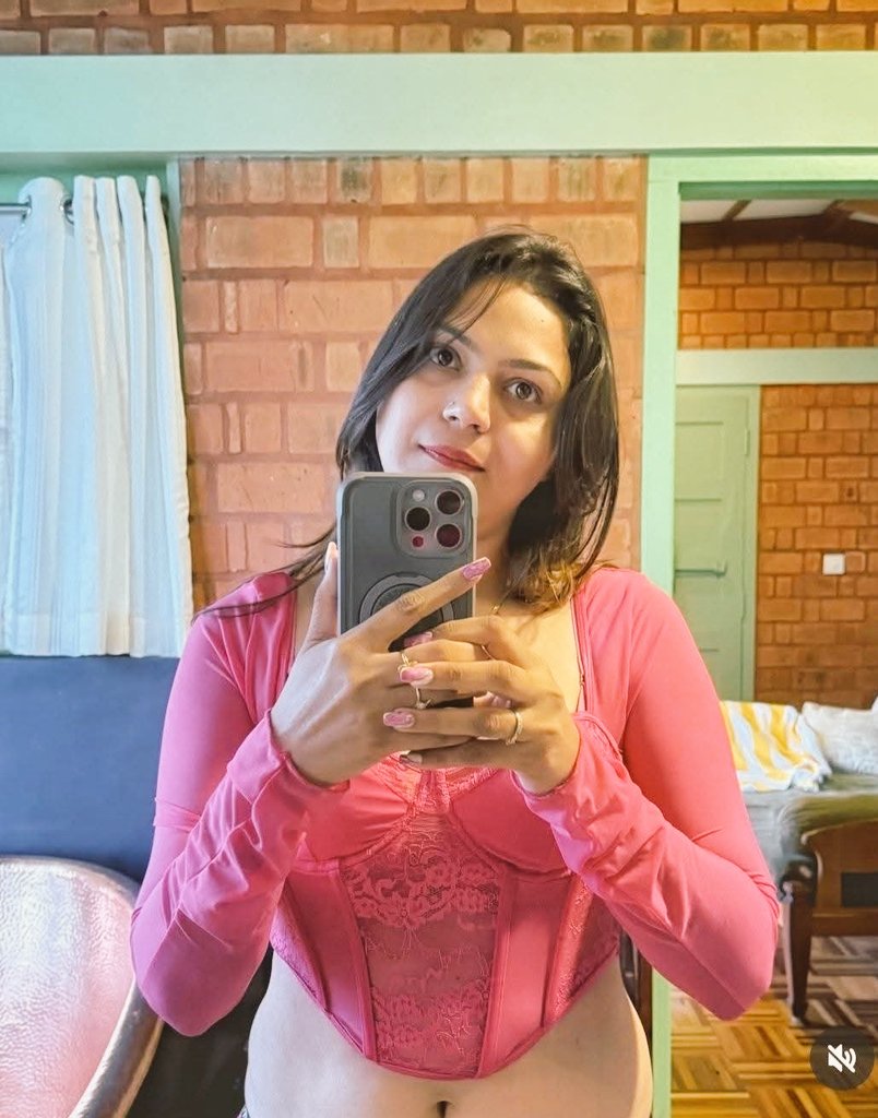 नाम:- ज्योति मल्होत्रा

काम:- ट्रैवल ब्लॉग बनाना 

असली काम:- ISI वालों का L मुंह में लेना और बदले में उन्हें () के साथ साथ भारत की ख़ुफ़िया जानकारी भी देना!

#JyotiMalhotra