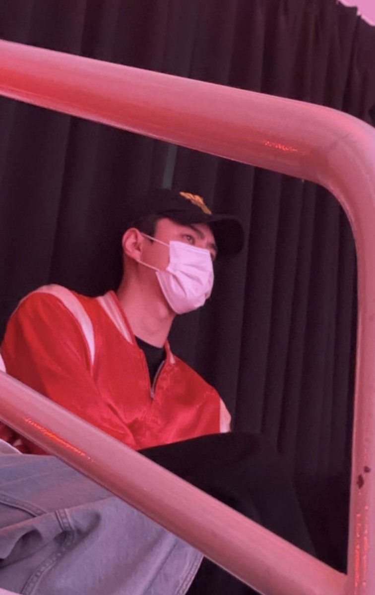 sehunexomine's tweet photo. 진짜 오세훈 개웃긴점 

1.군대 가셨으면서 뜨는 목격담마다 형들 콘서트임
2. 형들 콘서트에서 드레스코드 맞춰서 온적 한번도 없음
3. 형들 콘서트 올때마다 고개 갸우뚱임. 막내온탑 https://t.co/yxxctZjdLK