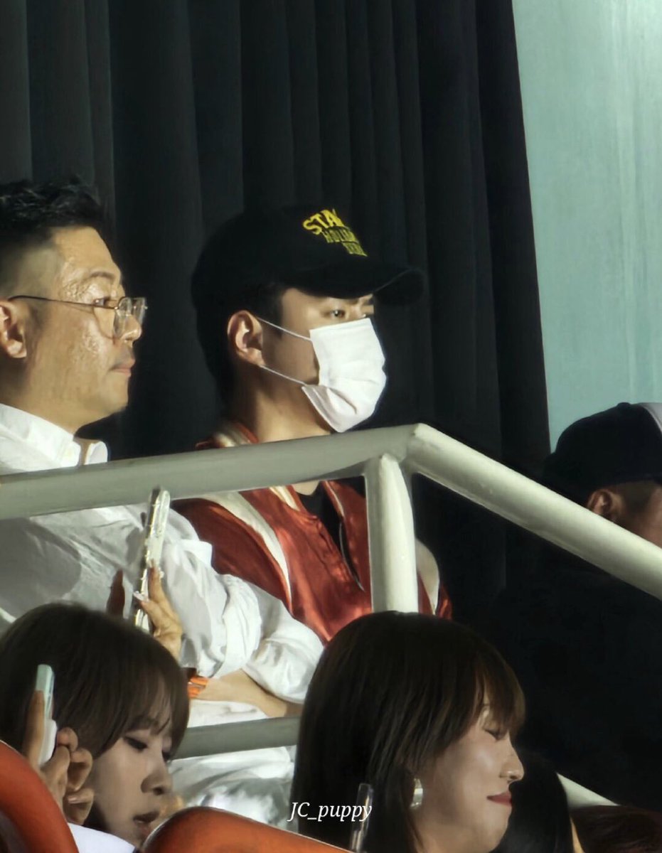 sehunexomine's tweet photo. 진짜 오세훈 개웃긴점 

1.군대 가셨으면서 뜨는 목격담마다 형들 콘서트임
2. 형들 콘서트에서 드레스코드 맞춰서 온적 한번도 없음
3. 형들 콘서트 올때마다 고개 갸우뚱임. 막내온탑 https://t.co/yxxctZjdLK