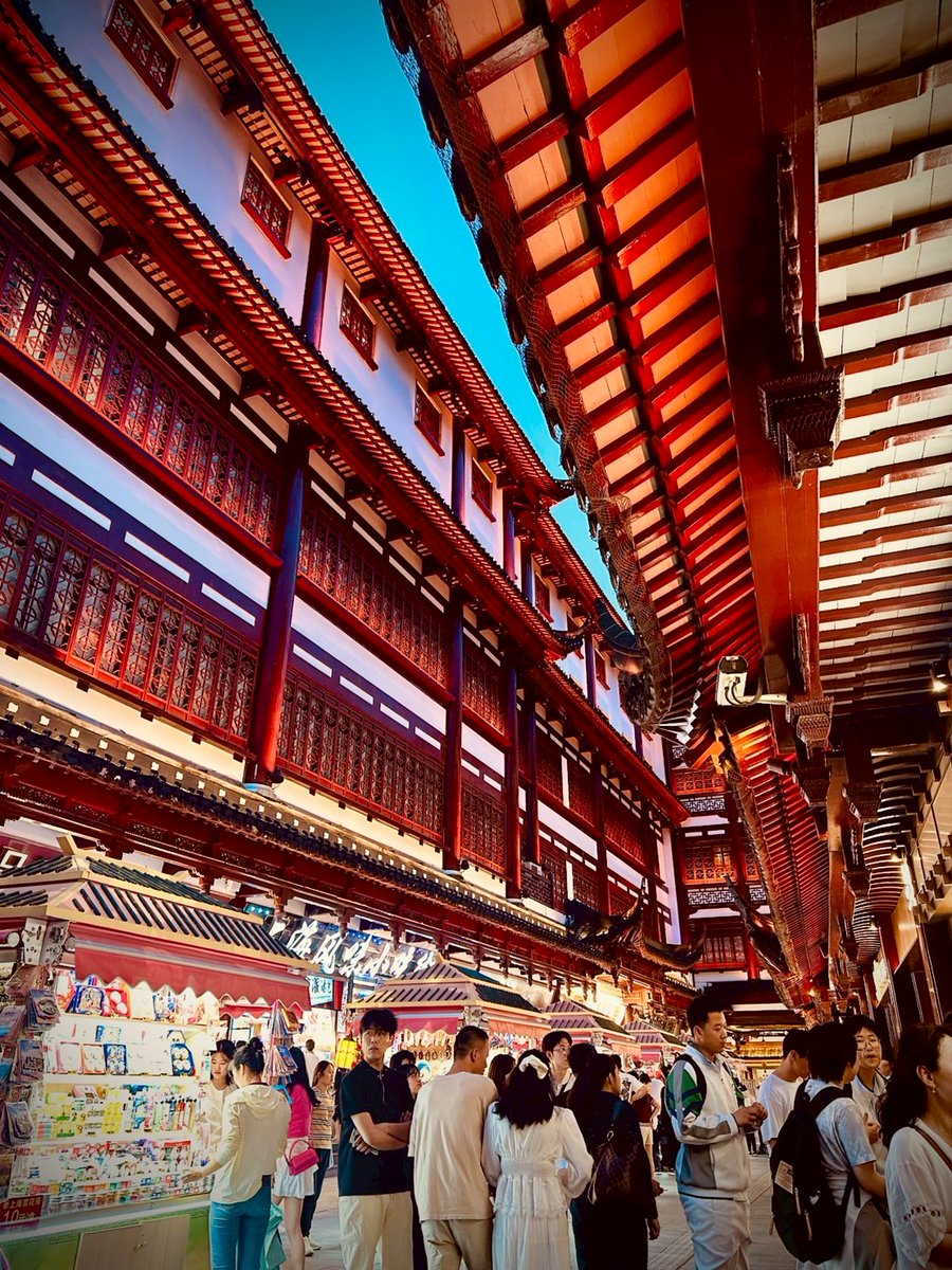 #เกร็ดความรู้จากจีน ... เฉินหวังเมี่ยว : โมเดลการบริหารพื้นที่ท่องเที่ยวที่ไทยควรเรียนรู้
.
เมื่อพูดถึง “เฉินหวังเมี่ยว” ในเซี่ยงไฮ้ หลายคนอาจนึกถึงแหล่งท่องเที่ยวเก่าแก่ที่เต็มไปด้วยกลิ่นอายวัฒนธรรมจีนโบราณ แต่สิ่งที่น่าสนใจไม่แพ้สถาปัตยกรรม หรือกลิ่นอาหารในตรอกซอกซอย คือ