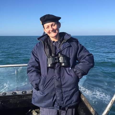 #DíaDeLaArmadaArgentina 🇦🇷

Eliana María Krawczyk 
Teniente de Navío y Jefe de Armas del Submarino #ARASanJuan 
PM. Capitán de Corbeta.

La primer mujer Oficial Submarinista de la República Argentina.
Mejor promedio de su promoción.