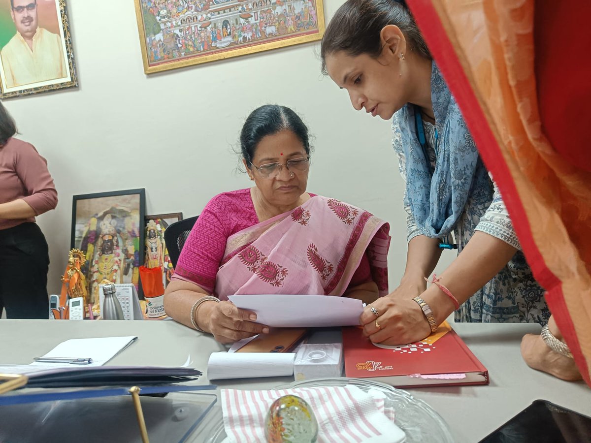 computer_sathi_'s tweet photo. जयपुर सांसद महोदया मंजु शर्मा जी @Manju4bjp द्वारा आयोजित मीटिंग में शामिल होकर उन्हें ज्ञापन सौंपकर कंप्यूटर अनुदेशकों की वेतन विसंगति और कैडर विस्तार मामले से अवगत करवाया उन्होंने हमारी बात शिक्षामंत्री जी तक साथ जाकर पहुंचाने का वादा किया है। 
@madandilawar @rajeduofficial https://t.co/OaDW6Sifgk