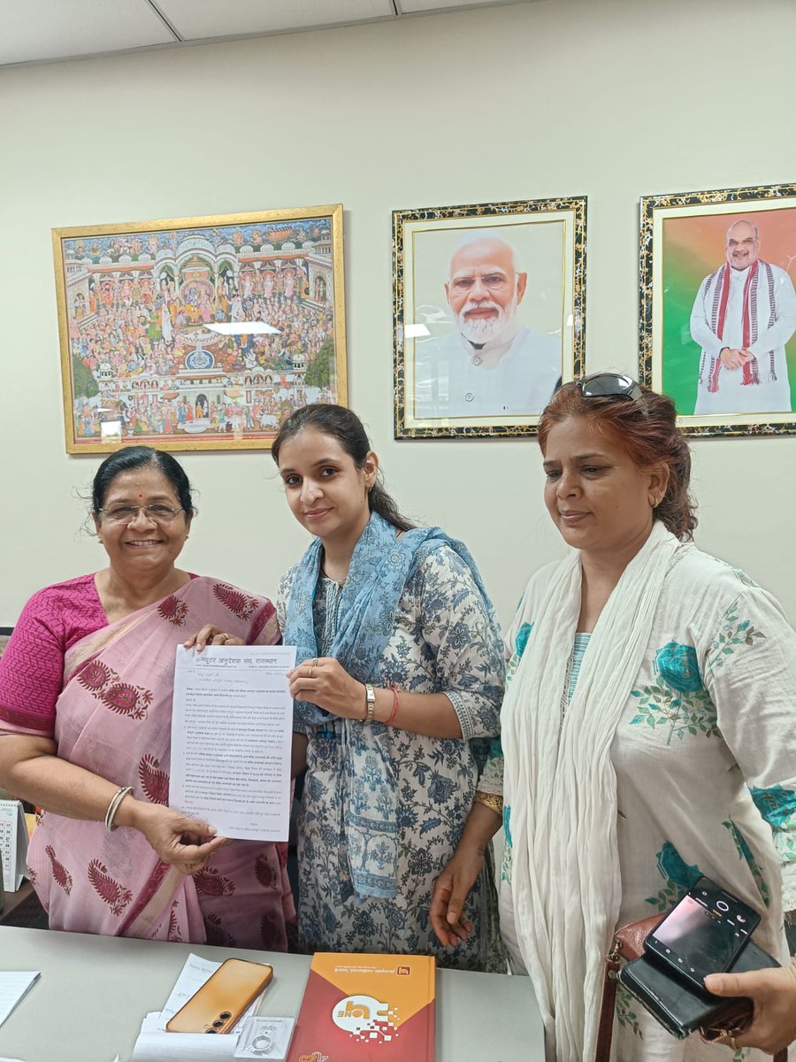 computer_sathi_'s tweet photo. जयपुर सांसद महोदया मंजु शर्मा जी @Manju4bjp द्वारा आयोजित मीटिंग में शामिल होकर उन्हें ज्ञापन सौंपकर कंप्यूटर अनुदेशकों की वेतन विसंगति और कैडर विस्तार मामले से अवगत करवाया उन्होंने हमारी बात शिक्षामंत्री जी तक साथ जाकर पहुंचाने का वादा किया है। 
@madandilawar @rajeduofficial https://t.co/OaDW6Sifgk