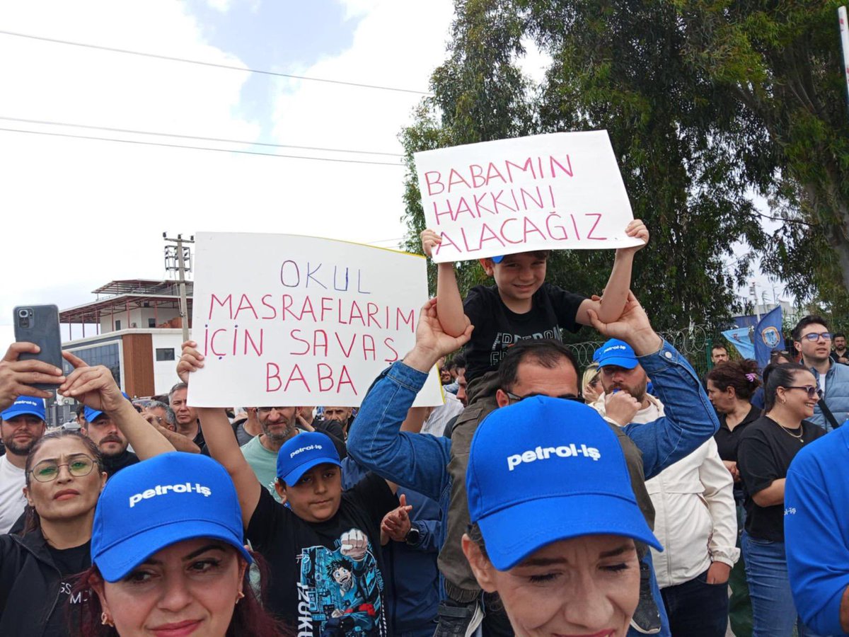 EKurtulusu's tweet photo. TPI işçileri çocuklarıyla birlikte grev alanında...
Bu mücadele onur mücadelesi, bu mücadele gelecek mücadelesi ✊ https://t.co/bbbF4x4qZl