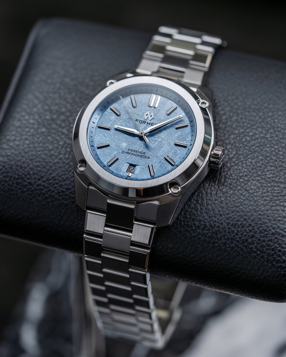 メテオライトを電気メッキとラッカーによってアイスブルーに発色させた