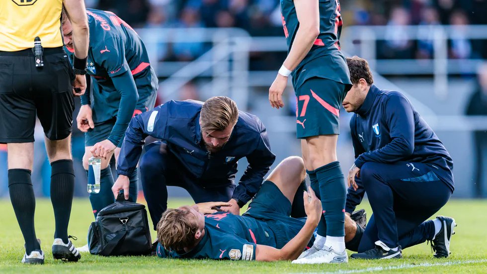 Nordisk_Suede's tweet photo. 🤕🇳🇴 Le Malmö FF annonce qu’Erik Botheim (25 ans) va devoir subir une opération chirurgicale après une fracture à la jambe !

👉 La durée de son absence n’est pas encore connue, mais ce coup dur tombe mal dans un début de saison déjà "compliqué" pour Malmö…

🗞️ @sportbladet https://t.co/MKDhywAmnB