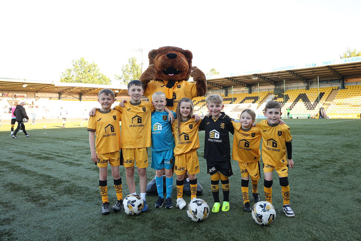 LiviFCOfficial's tweet photo. The squad 💛

feat. The Livi Lion 🦁 https://t.co/UC5vDAPXVZ