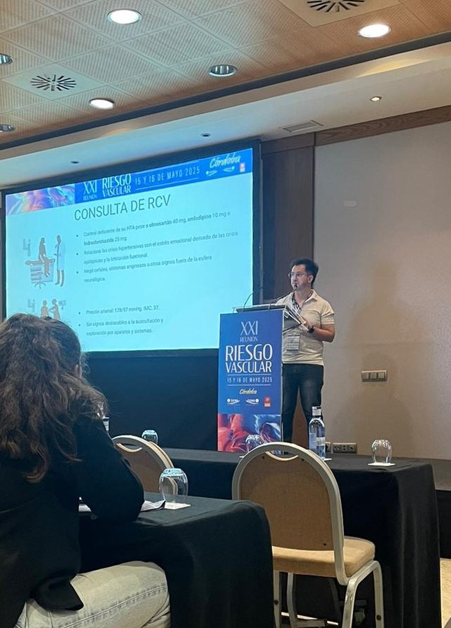 MedInternaHUVN's tweet photo. Esta semana hemos podido disfrutar de la #21RVSEMI donde hemos asistido a ponencias de increíble nivel 🔝🔝

Entre otras actividades, hemos participado en el concurso de casos MIR, recibiendo el tercer premio 🥉 de la mano de Alberto, uno de nuestros R3. Enhorabuena!!! 🎉🎉🎉 https://t.co/IRaSMXpiOy