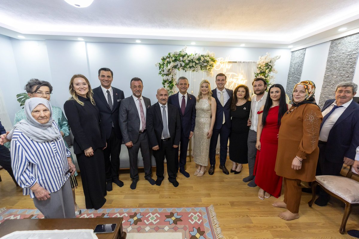 nilufercmutlu's tweet photo. Genel Başkanımız Sayın @eczozgurozel ve Manisa Büyükşehir Belediye Başkanımız, değerli dostum @ferdizeyrek_ ile birlikte çalışma arkadaşım Ender Kuruel ve gelinimiz Irmak Karayılan’ın en mutlu günlerinde yanlarında olduk.
Nişan yüzüklerini Genel Başkanımızın taktığı çiftimize ömür boyu mutluluklar diliyor, bu güzel birlikteliğin tamamına ermesini temenni ediyorum.