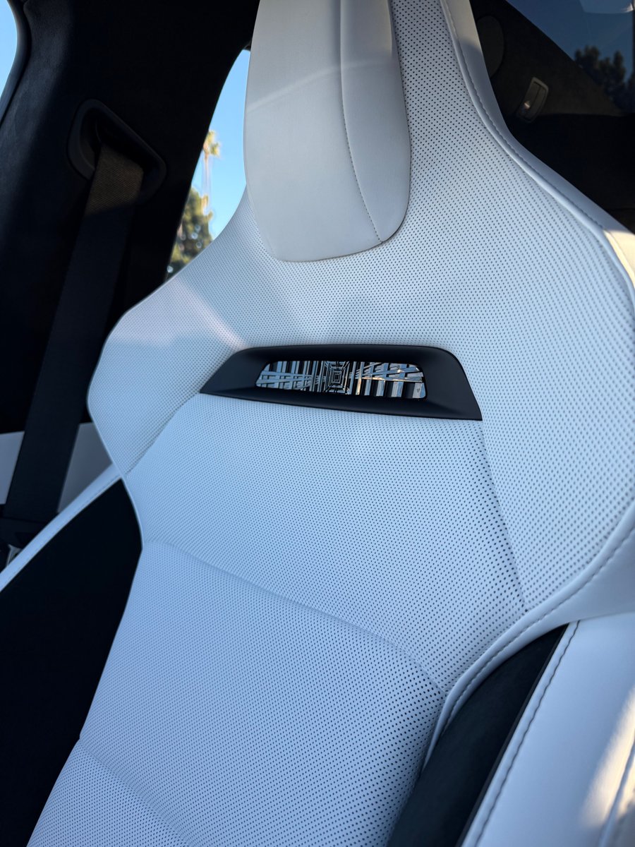 nikkharris's tweet photo. PSA: Plaid and 3 Performance owners with creaky sports seats

the seats are comfortable but highly creaky as you get in/out or as your weight shits around.

Tesla couldn't fix mine and replaced it, but it slowly started happening on the new one. 

There's an easy fix 🧵 https://t.co/OgkkHpoe6r