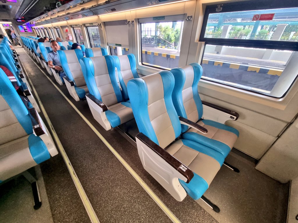 nonstopeurotrip's tweet photo. Today I took the @KAI121 Sancaka service from #Yogyakarta to #Surabaya ๐ฎ๐ฉ This 4 hour trip in Executive Class costs ยฃ13/โฌ16/$18 and comes with some beautiful #TrainWindowViews ๐๐ #Indonesia #NonstopEurotrip https://t.co/EmBGnHvnZh