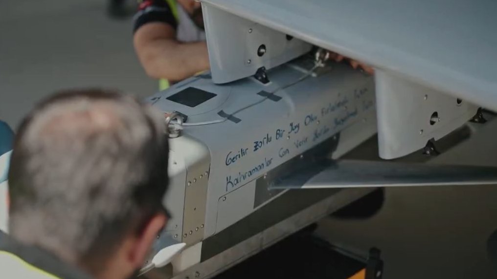 🇹🇷 Gerilir zorlu bir yay oku fırlatmak için;

Kahramanlar can verir yurdu yaşatmak için...