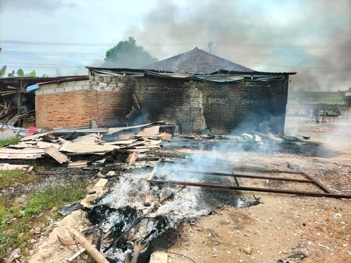 ini foto rumah lurahnya dibakar