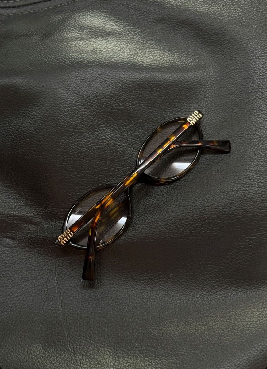 autumn girl tweet media