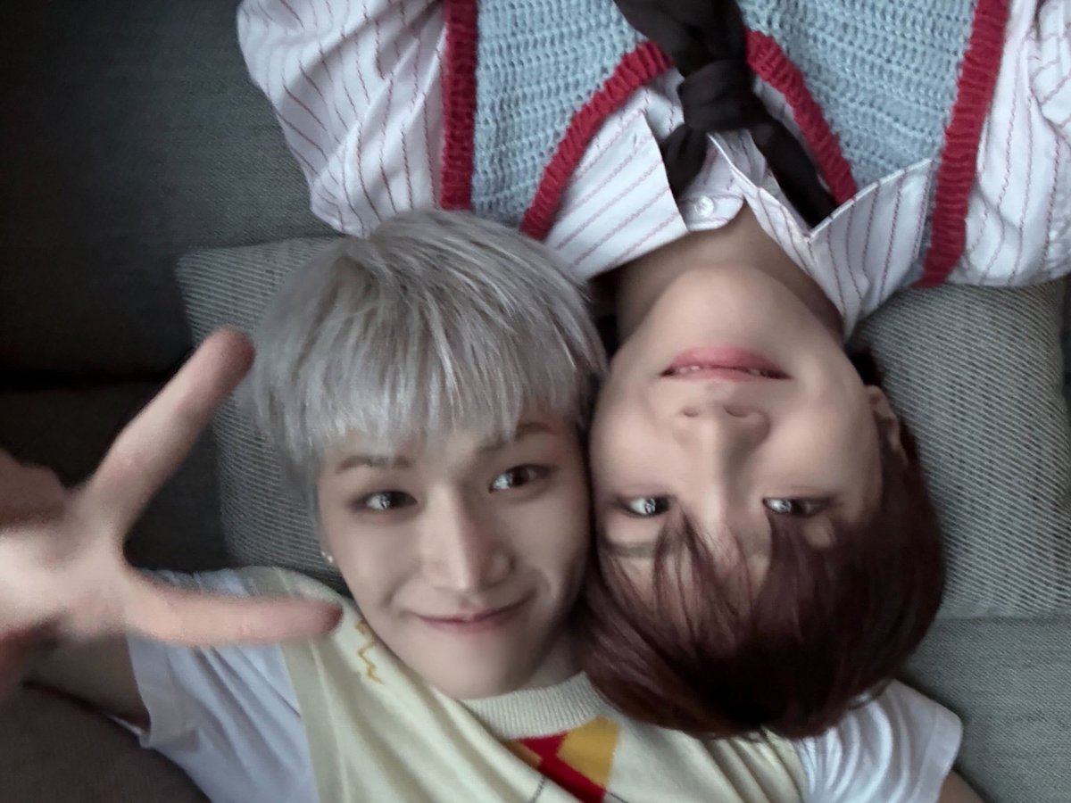 bbibbiriwoo's tweet photo. the way dubuz take their selcas is just so adorable https://t.co/AUDY6IifjW