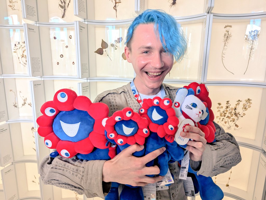 バルト館のミャクミャク様が盗まれた投稿を見て、たくさんの方がミャクミャク様を持ってきてくださいました！！本当にありがとうございます！！バルト館のスタッフ全員で日本の方の優しさに感動しています。こんな幸せを運んでくれた皆様、そしてミャクミャク様、ありがとうございます！