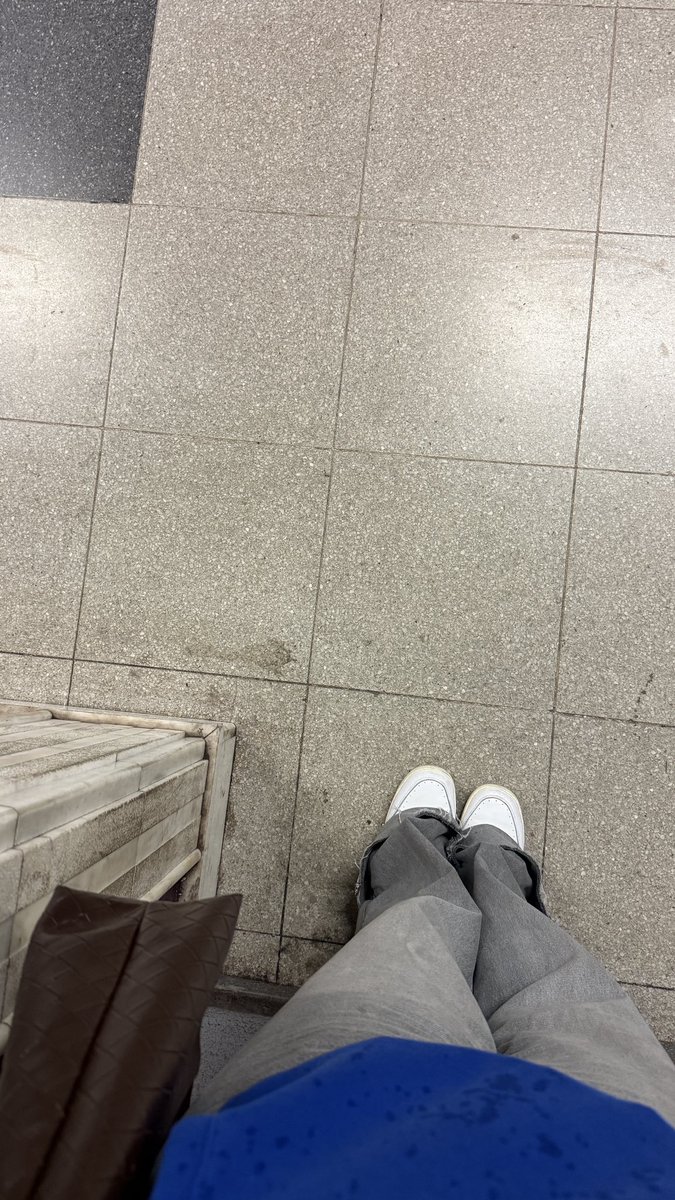 Ruh hastası bi oe beni raylara itmesin diye metroyu bu köşede beklemeyi uygun gördüm