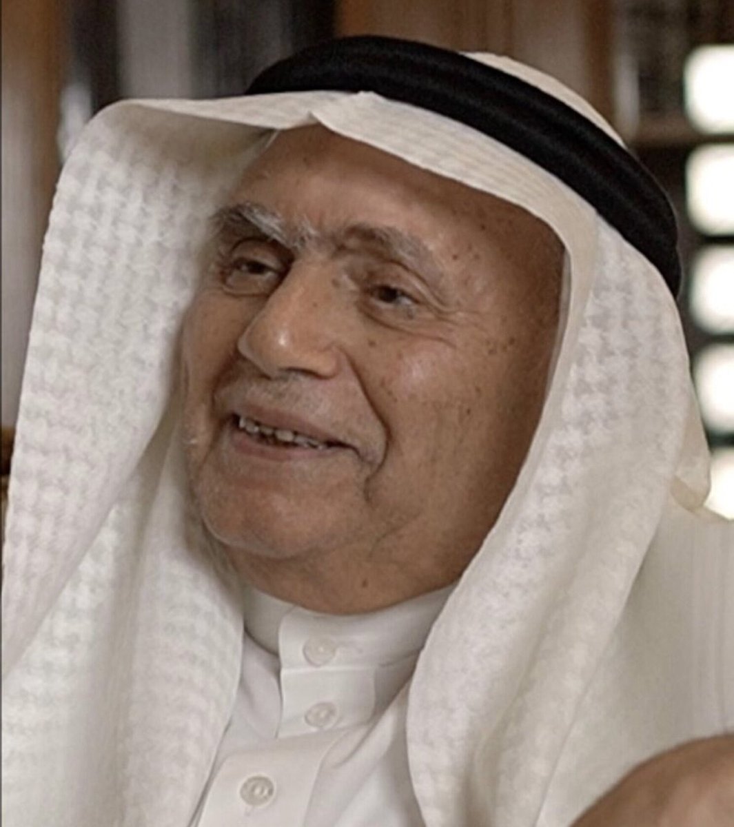 saaddousari's tweet photo. ••
رحيل الصحفي
ابن المسرحي
••

رحل عن دنيانا إلى رحمة الله، الأستاذ #أسامة_السباعي، أحد المؤثرين في #الصحافة #السعودية، وابن المغفور له بإذن الله، رائد #المسرح السعودي، الأستاذ #أحمد_السباعي.
رأس أبو ياسر تحرير #صحيفة_المدينة و #مجلة_إقرأ، في فترة ازدهارهما، وكان له تأثير بارز على العاملين معه.
ومن أفراد العائلة المؤثرة، شقيقه الدكتو ر #زهير_السباعي الذي ارتبط اسمه بأشهر  برنامج طبي سعودي، في الثمانينات، برنامج #الطب_والحياة، والذي استمر 15 عاماً، ولم ينجح أي برنامج سعودي آخر بالتفوق عليه، أو حتى الاقتراب من تأثيره.