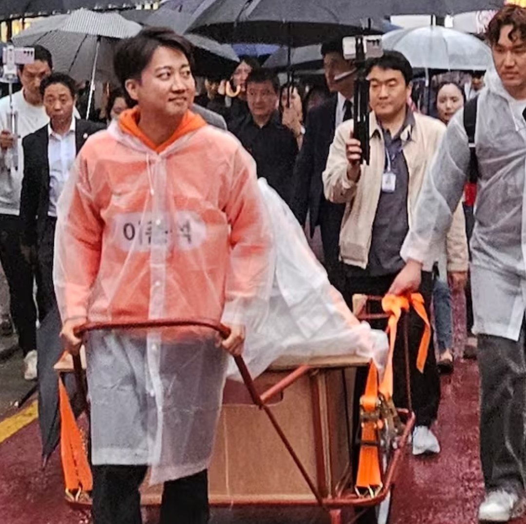 이준석? 민주당청년 아이디어입니다만..?
리어카 끌고 전국일주하는 민주당청년.. 따라하시는 건가요??
