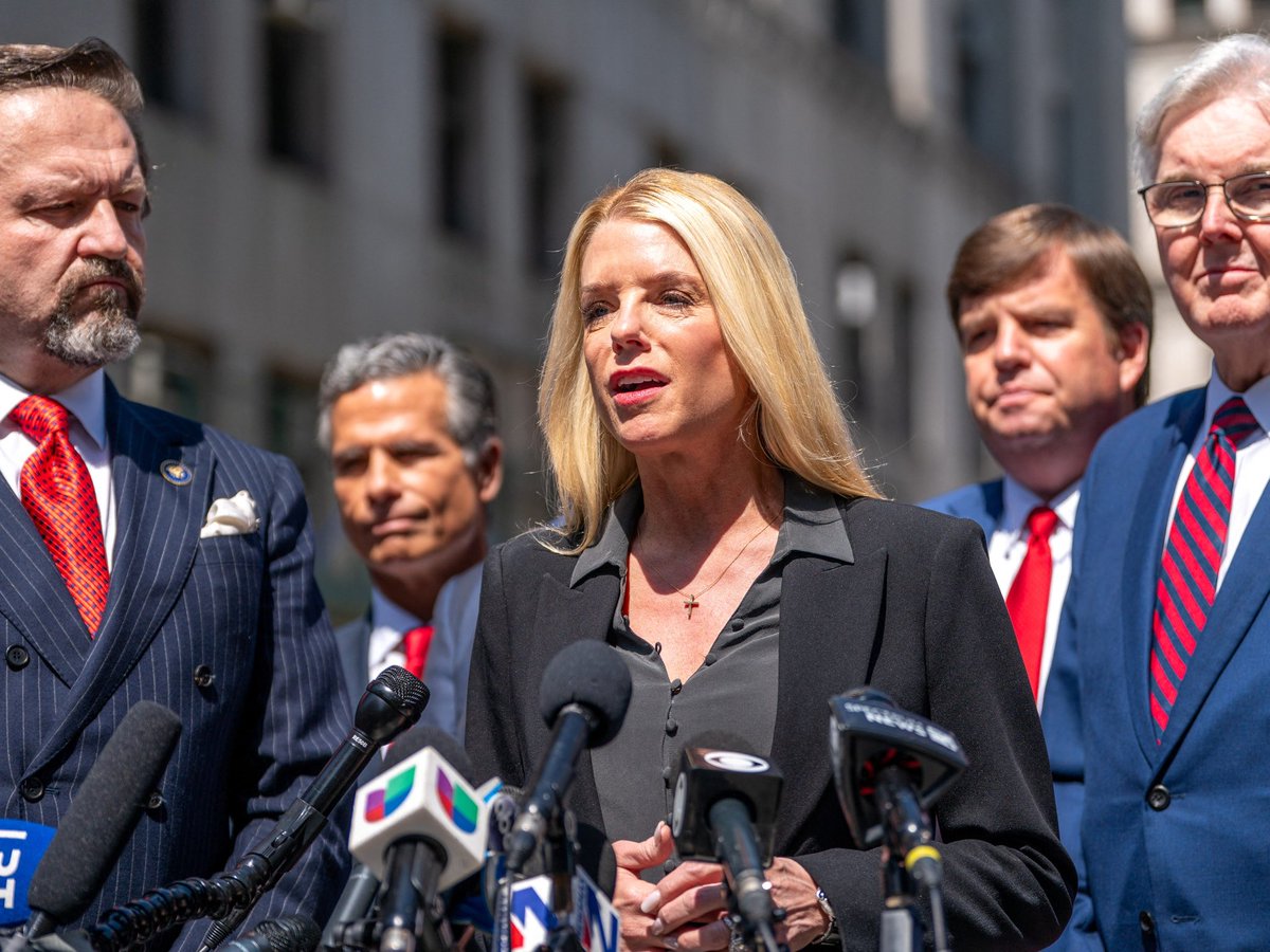 Fan - Pam Bondi tweet media