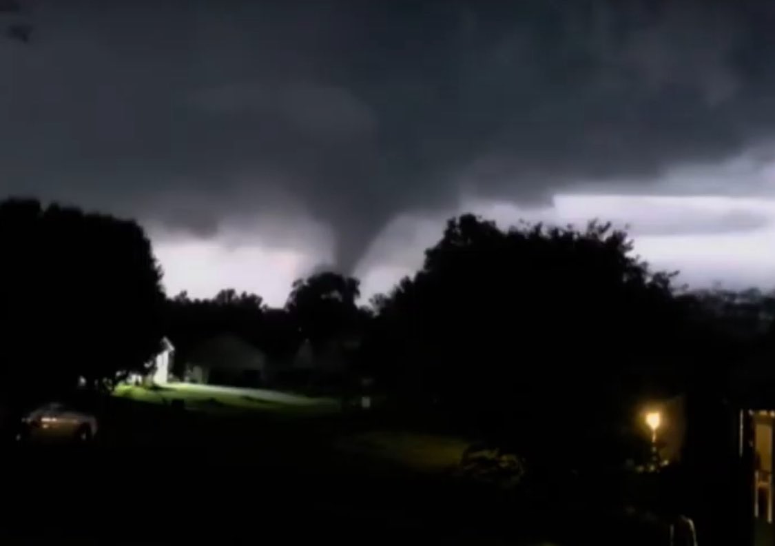 allyblakewx's tweet photo. Absolutely horrific views from last night’s tornadoes in the Cumberland Valley of Kentucky. You just don’t typically get tornadoes like this or see photos like this of tornadoes in the area. Send prayers and support to those in southern Kentucky. They need all the help they can. https://t.co/G7C3ncTZTK