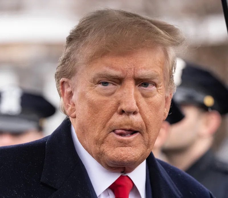 SillyWalksMstry's tweet image. Трамп бы закончил войну за 24 часа, но увяз в русской грязи.