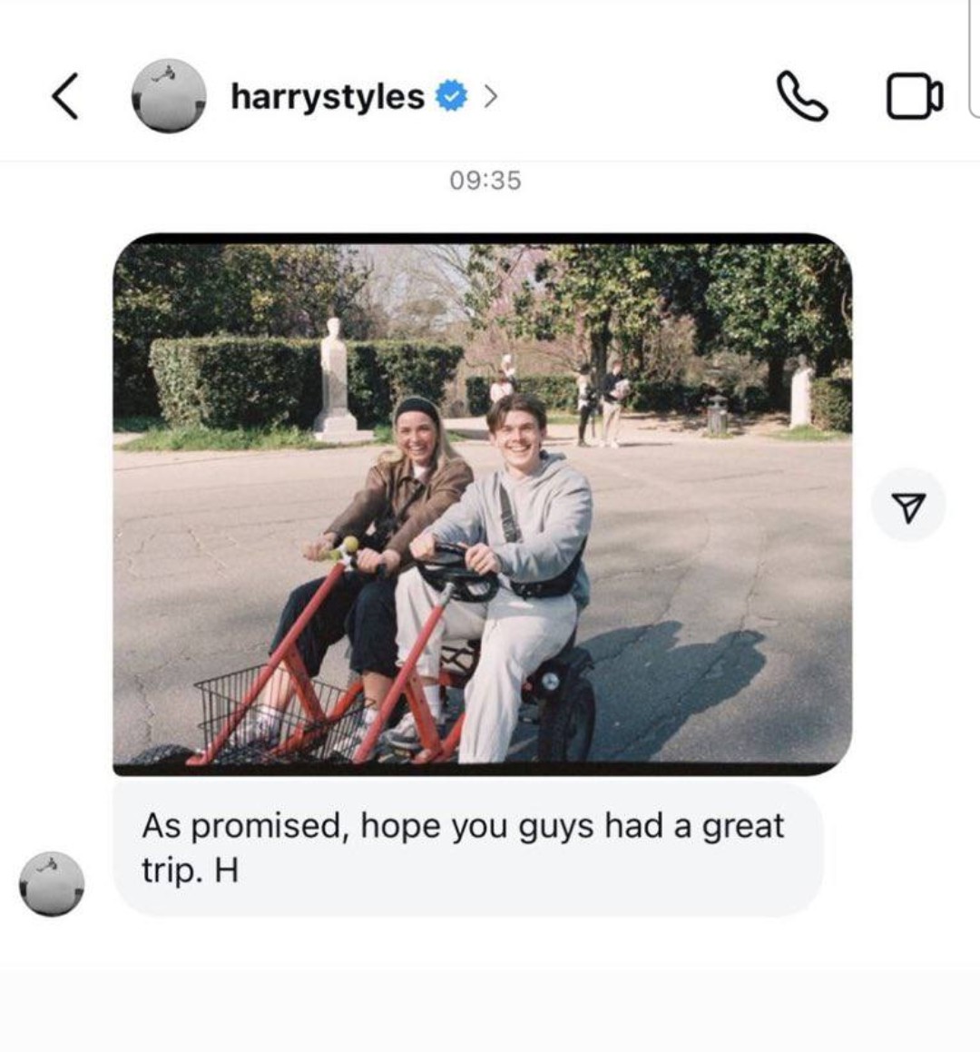 Гарри сфотографировал фанатов, которых встретил на прогулке, а потом скинул им снимок в инстаграме.

Всего лишь одна из миллиона причин, по которой я люблю этого человека ❤️