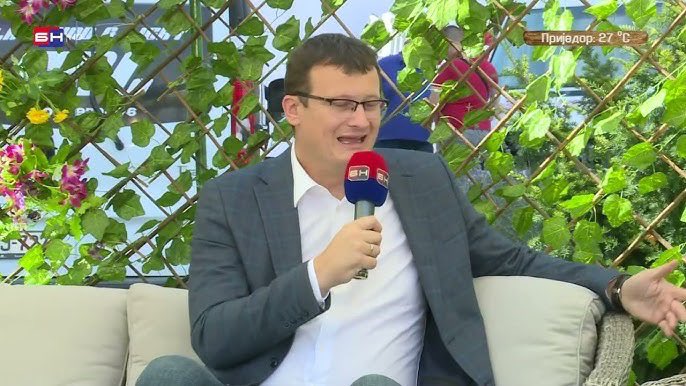 Двоструки аршини лажног моралисте Маринка

Да живимо у доба ренесансе, бојовници СДС-а вјероватно би били проповиједници по пивницама док би бљивачи најниже популистичке фразе. 

То је прво што сам помислио када сам прочитао скарадни Фејсбук урадак Маринка Божовића, високог