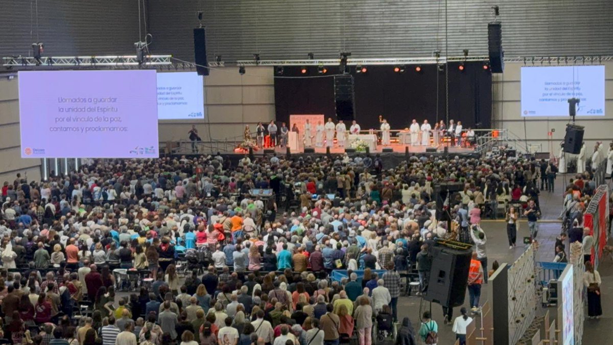 Mezea hasi da.

Ha comenzado la eucaristía en el #BEC #Eleizeaplazara