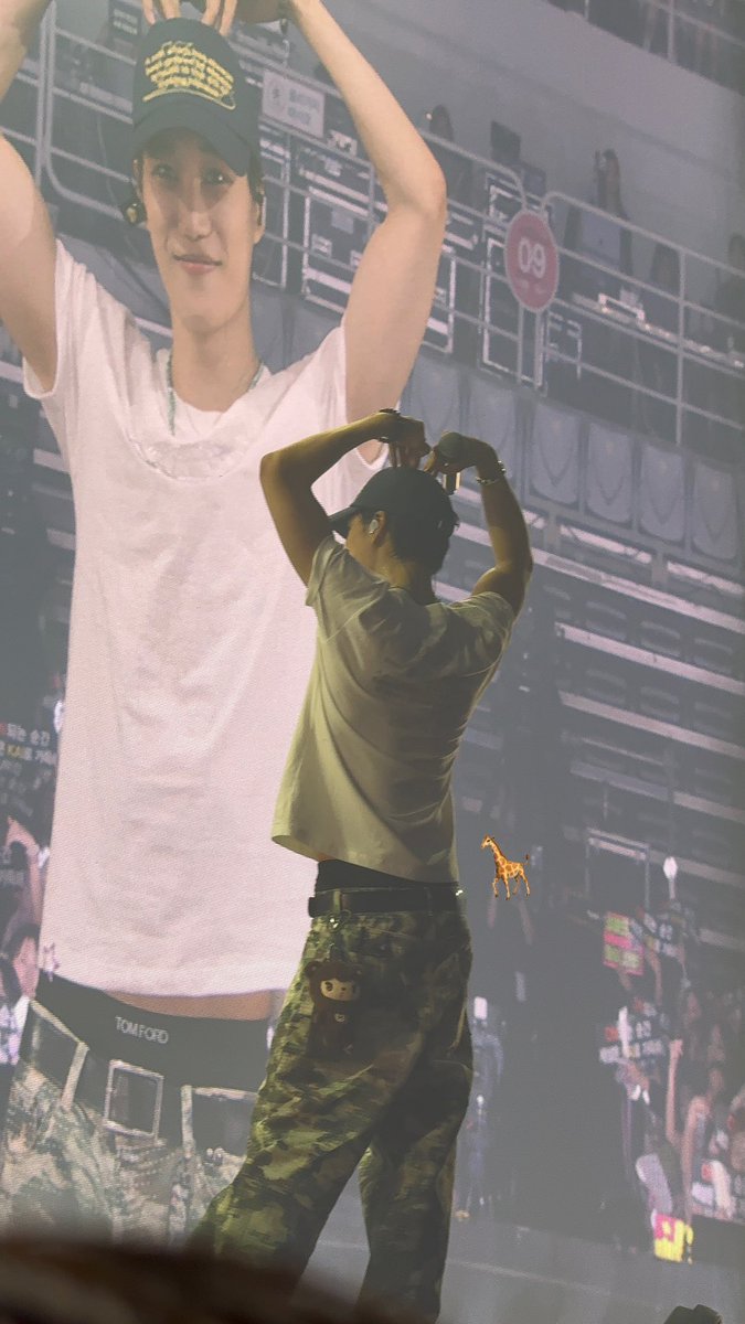 IT3OYKAI's tweet photo. JONGIN AND HIS NINI BEAR https://t.co/hnp9btaAhz