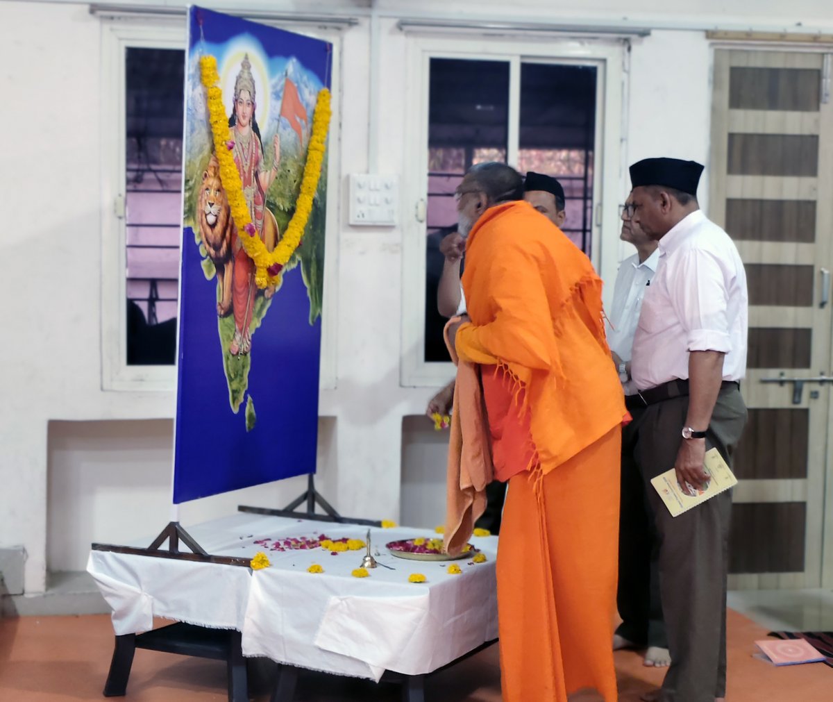 #RSS 
રાષ્ટ્રીય સ્વયંસેવક સંઘનો ઉત્તર ગુજરાત, કચ્છ અને સૌરાષ્ટ્રનો સંઘ શિક્ષા વર્ગ (સામાન્ય)નો પ્રારંભ 16-05-2025 થી પાટણ ખાતે થયો. વર્ગમાં કુલ 37 જિલ્લામાંથી 266 શિક્ષાર્થીઓ સંઘકાર્ય વિસ્તાર અને દૃઢીકરણ માટે વિવિધ પ્રકારનું શારીરિક અને બૌદ્ધિક પ્રશિક્ષણ પ્રાપ્ત કરશે.