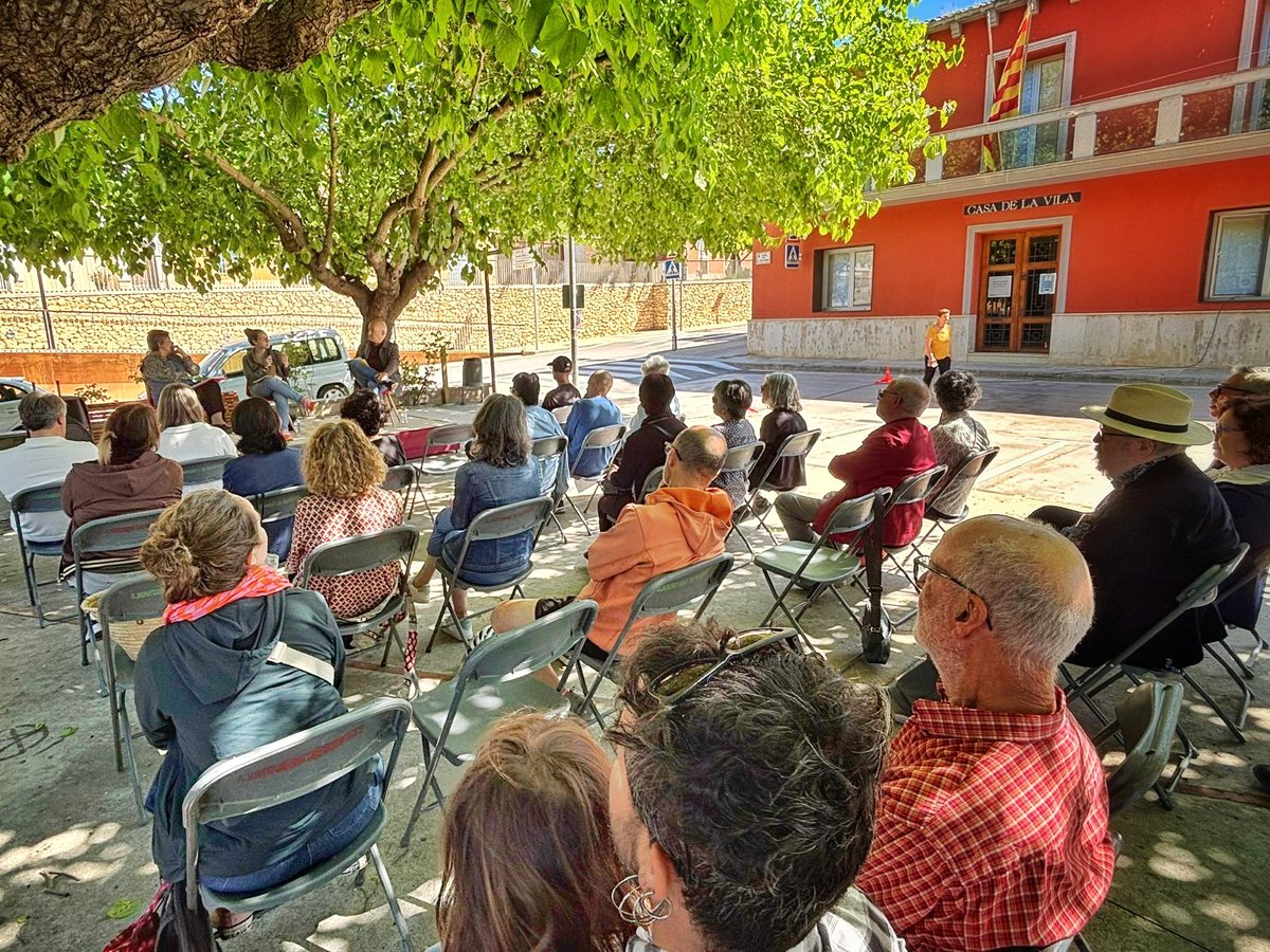 El president del CIEMEN <a href="/davidminoves/">David Minoves</a> i la presidenta del Consell Català de Foment de la Pau <a href="/mgabriela_serra/">Gabriela Serra</a> han conversat amb <a href="/atzucac_4/">Arantxa Fernández</a> sobre com lluitar contra les violències i les guerres construint una societat crítica, a St Pau d'Ordal, convidats x <a href="/Aj_Subirats/">Ajuntament Subirats</a>.