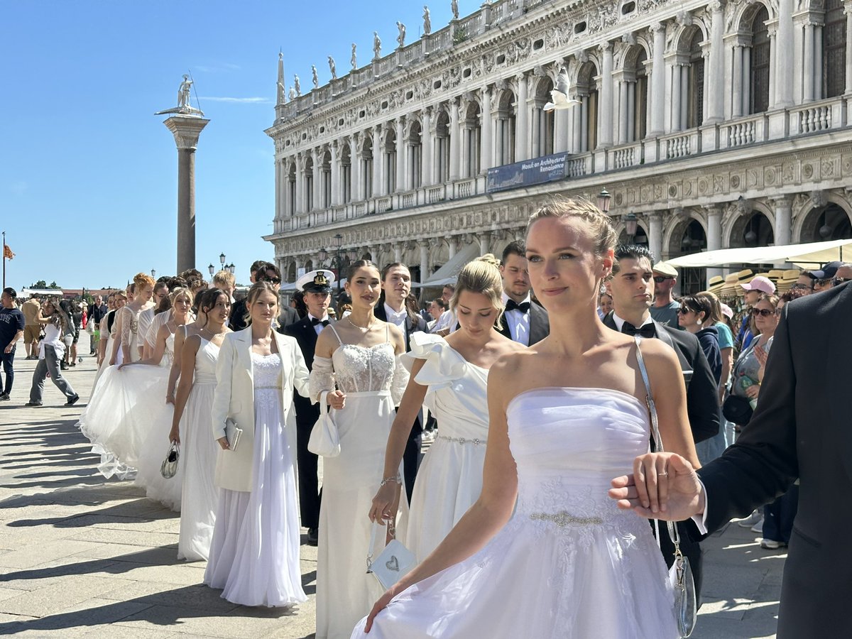 Tutto pronto per la seconda edizione The Venice Debutante Grand Ball 💛✨

Le debuttanti sono arrivate in Piazza San Marco per l’incoronazione nella Loggia di Palazzo Ducale 👑

Scopri di più 👇🏻
events.veneziaunica.it/it/cosa-fare-a…