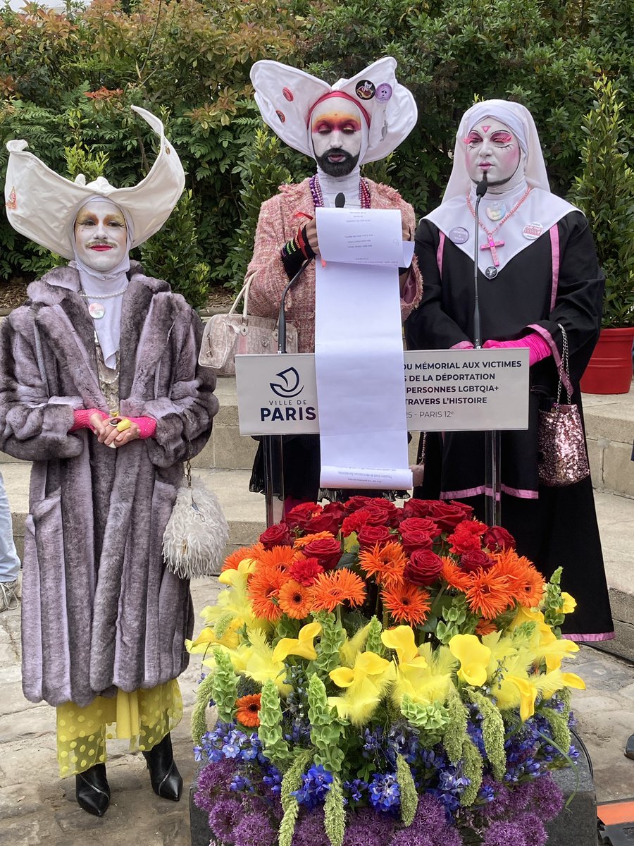 À l’inauguration du 1er mémorial français aux victimes homosexuelles de la déportation.

À #Paris12 ce #17mai, une reconnaissance publique attendue et une œuvre de Jean-Luc Verna pour amplifier le travail de mémoire et agir contre les persécutions des personnes LGBTQIA+ 🙏🏻🏳️‍🌈