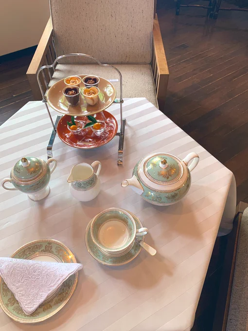 グリーンの小物が爽やかでとっても素敵 ケーキスタンドをお迎えしたいのですが、中々これだ!と決められずに日々を過ごしています〜 こういうカラーリングも可愛くていいですねえ