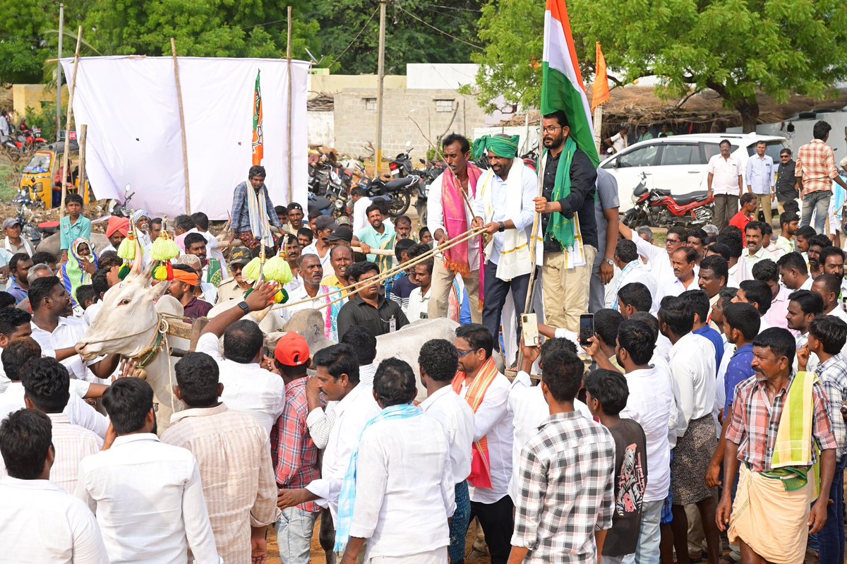 satyakumar_y's tweet photo. ధర్మవరం నియోజకవర్గం ముదిగుబ్బ మండలం నాగారెడ్డిపల్లెలో శ్రీరాముల గ్రామ ఉత్సవ ఎడ్లబండ్ల పోటీలు తిలకించాను. పాడిపంటలతో పల్లెలు కళకళలాడాలని కోరుకుంటూ జరుపుకునే మొలకల పున్నమి పండగను పురస్కరించుకొని నిర్వహించిన ఈ పోటీలు ఆద్యంతం ఉల్లాసం, ఉత్సాహం పంచాయి. మన సంస్కృతి, సంప్రదాయాన్ని తెలిపే గ్రామీణ క్రీడల్ని భద్రంగా భవిష్యత్ తరాలకు అందించాలి.

#BullockCartRace #Nagareddipalli #Dharmavaram #bjpandhrapradesh #nda #bjp4india #AndhraPradeshGovt