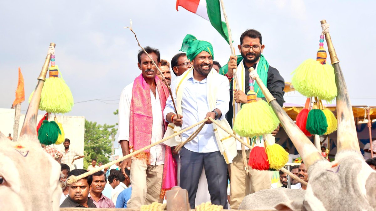 satyakumar_y's tweet photo. ధర్మవరం నియోజకవర్గం ముదిగుబ్బ మండలం నాగారెడ్డిపల్లెలో శ్రీరాముల గ్రామ ఉత్సవ ఎడ్లబండ్ల పోటీలు తిలకించాను. పాడిపంటలతో పల్లెలు కళకళలాడాలని కోరుకుంటూ జరుపుకునే మొలకల పున్నమి పండగను పురస్కరించుకొని నిర్వహించిన ఈ పోటీలు ఆద్యంతం ఉల్లాసం, ఉత్సాహం పంచాయి. మన సంస్కృతి, సంప్రదాయాన్ని తెలిపే గ్రామీణ క్రీడల్ని భద్రంగా భవిష్యత్ తరాలకు అందించాలి.

#BullockCartRace #Nagareddipalli #Dharmavaram #bjpandhrapradesh #nda #bjp4india #AndhraPradeshGovt