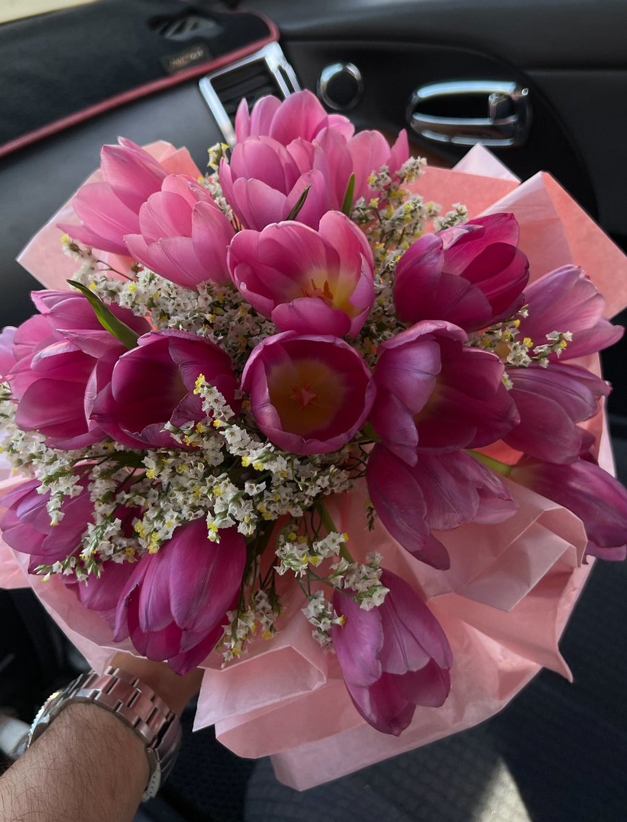 mrfeelgood92's tweet photo. From London to Jordan, my sister’s favorite flowers flew just for her. Hand-arranged with love for the most beautiful graduate. Proud beyond words https://t.co/vrVy9Hcn6C