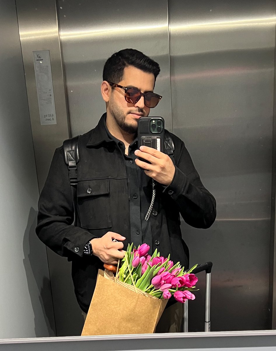 mrfeelgood92's tweet photo. From London to Jordan, my sister’s favorite flowers flew just for her. Hand-arranged with love for the most beautiful graduate. Proud beyond words https://t.co/vrVy9Hcn6C