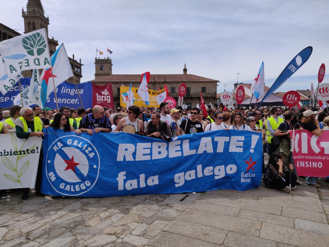 Miles de persoas toman de novo as rúas de Compostela na defensa do galego e para pedir un cambio de rumbo nas políticas do PP, que reverta a emerxencia lingüística que padece a nosa lingua.

#linguaVitalXa #DíaDasLetrasGalegas