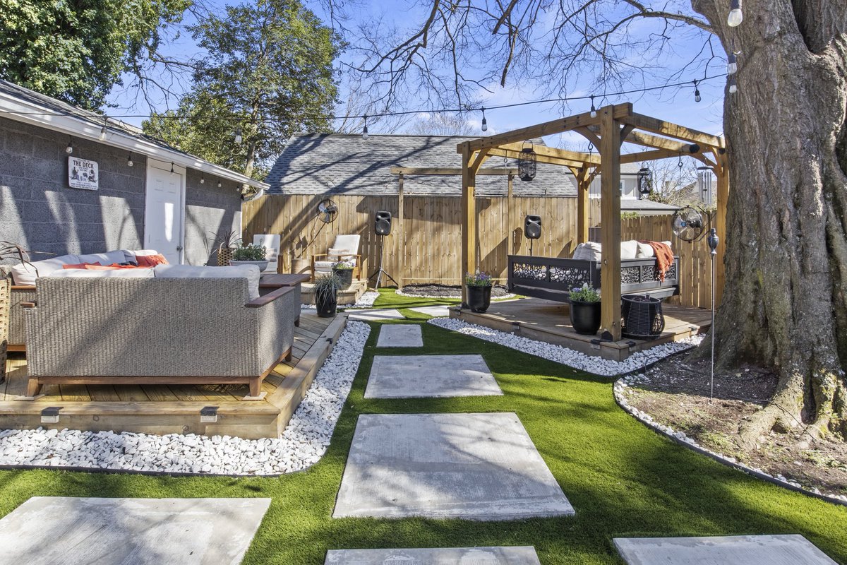 XFactorRealty's tweet image. Beautiful Capitol View  Southwest Atlanta Craftsman Bungalow 🏡

For Sale! Dates back to 1904. 3 spacious bedrooms 2.5 bath, entertainers dream backyard, very walkable.

Contact Tina Jones for details (678) 984-3115

✨1402 Belmont Ave. SW Atlanta, Ga 30310