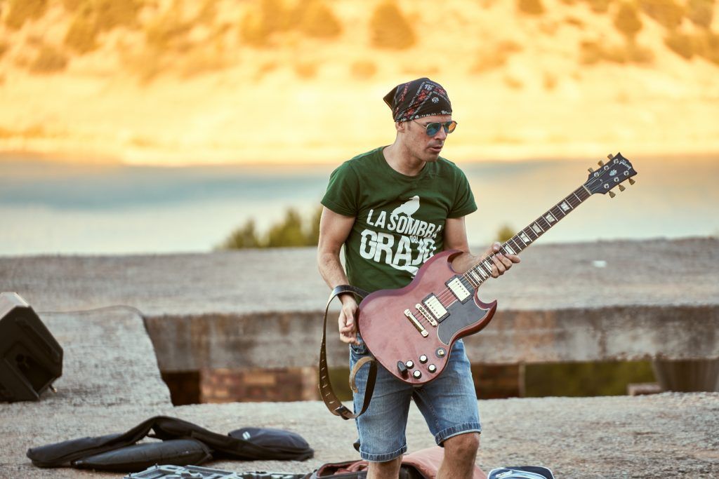 La Sombra del Grajo presenta «A un cielo de ti» con la colaboración especial de Quini de Benito Kamelas rockpress.es/la-sombra-del-…