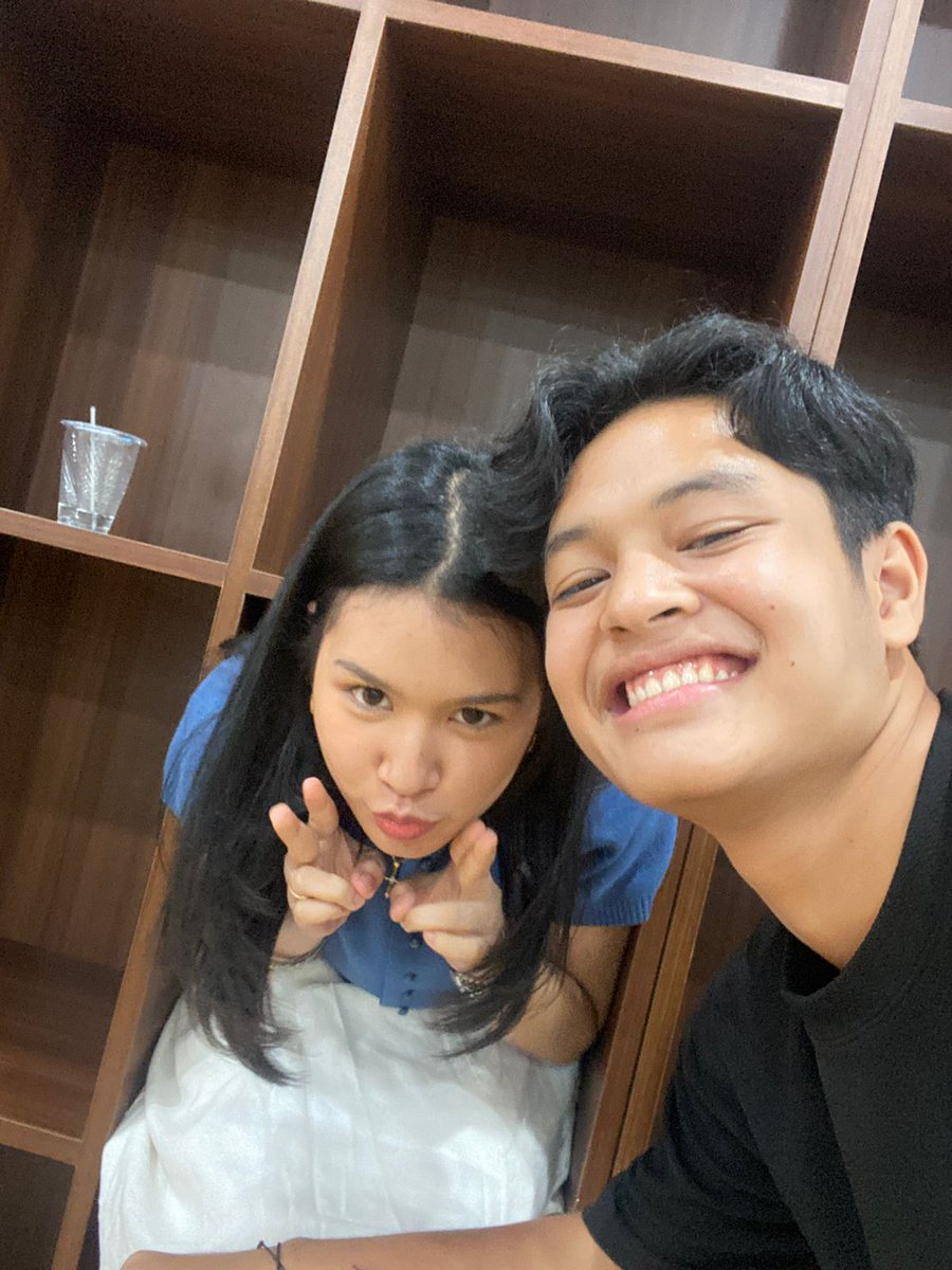 axeloverse's tweet photo. with sepupu sepupu sepupu hihihihi, Sepupu 12 tahun katanya😌 jangan bosen yaa axeloverse ku☺️🤏

#Axelo #AxeloIdol #Axel #AxelNababan #Idol #IndonesianIdol #IndonesianIdolXIII #Idol2025 https://t.co/Sh5k3LMmal