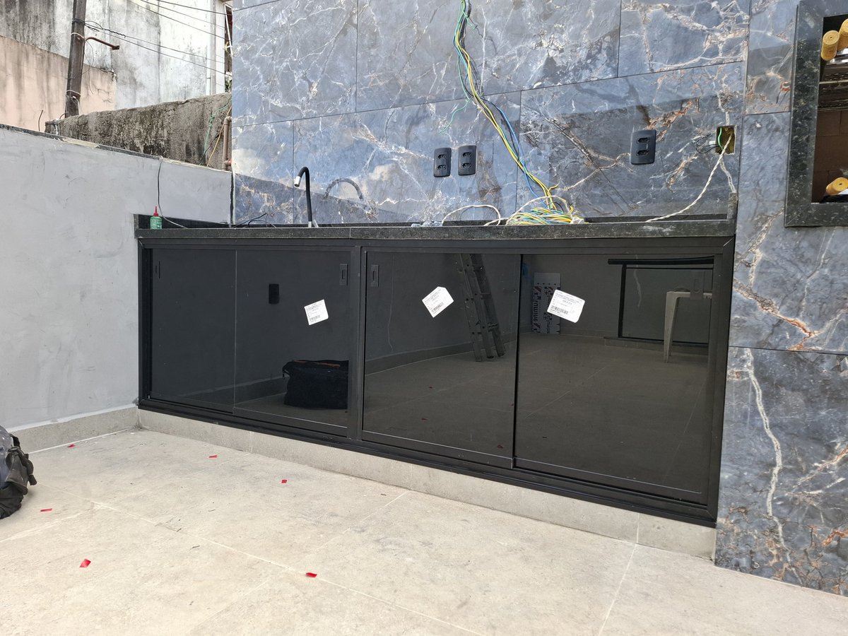 Fechamento de pia em vidro temperado com película black-out