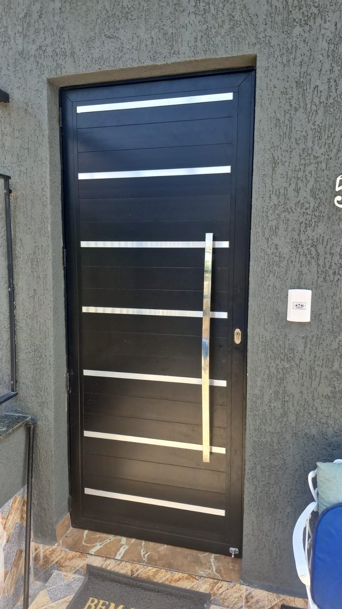 Porta social em alumínio preto
